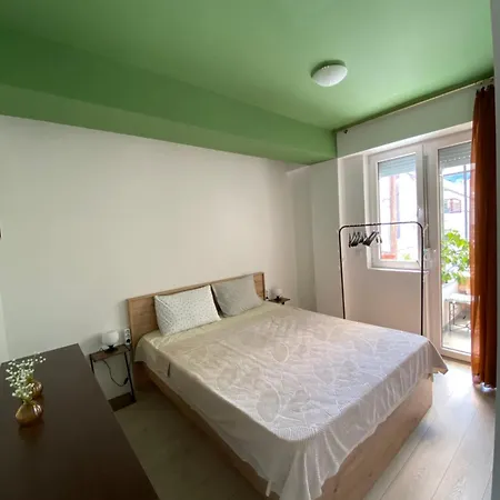 Lina's Cozy Apartment- Free Parking & Near Center דירה