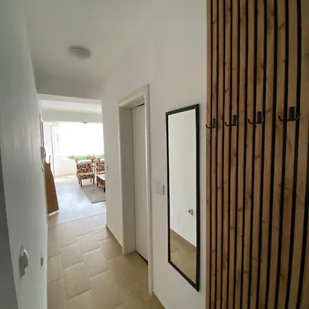 Lina's Cozy Apartment- Free Parking & Near Center *