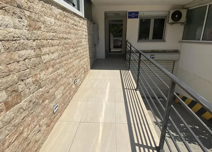 Lina's Cozy Apartment- Free Parking & Near Center Апартаменти Скоп'є