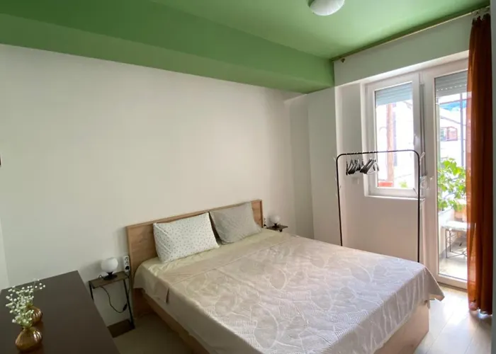 Lina's Cozy Apartment- Free Parking & Near Center Апартаменти