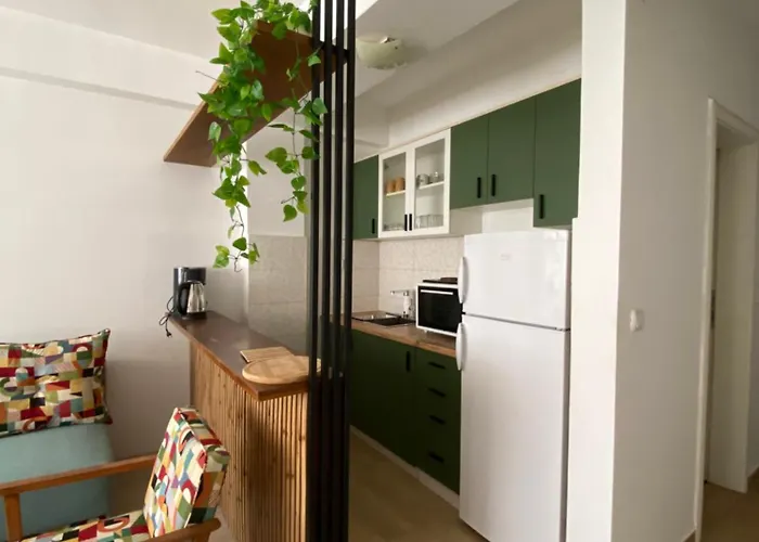 Апартаменти Lina's Cozy Apartment- Free Parking & Near Center *