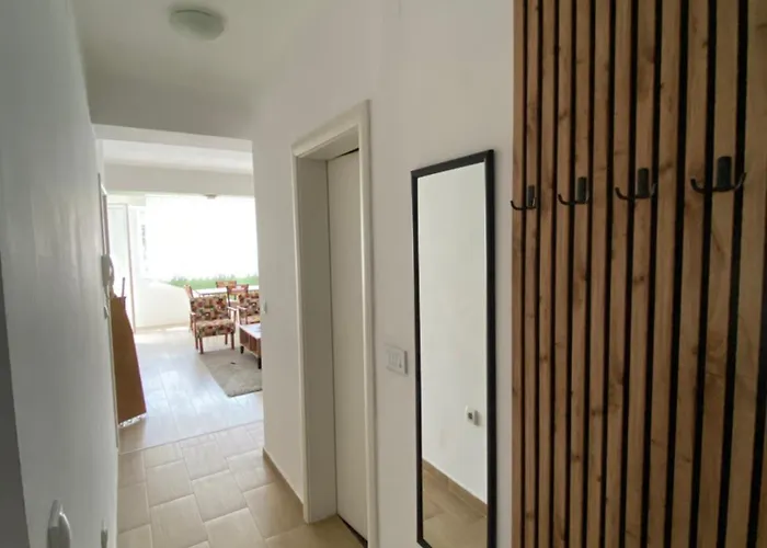 Lina's Cozy Apartment- Free Parking & Near Center *